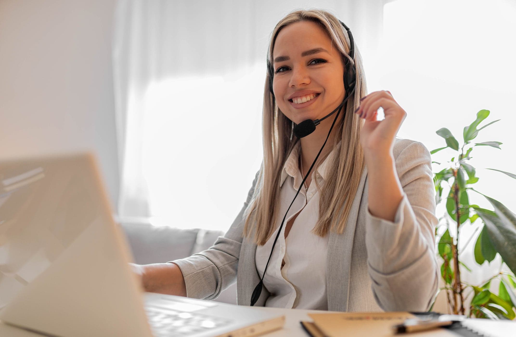 Adjointe virtuelle certifiée par l’APAV, souriante à son poste de travail
